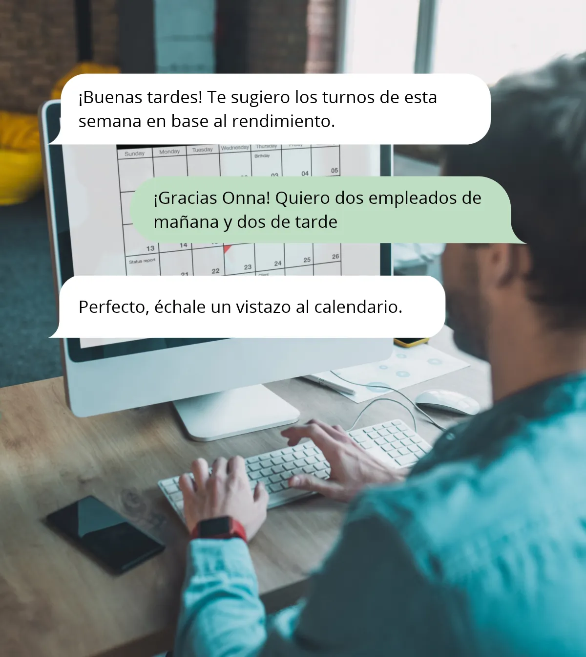 Conversación de WhatsApp con Onna sugiriendo los turnos de la semana según el rendimiento del equipo, sobre un escritorio de oficina
